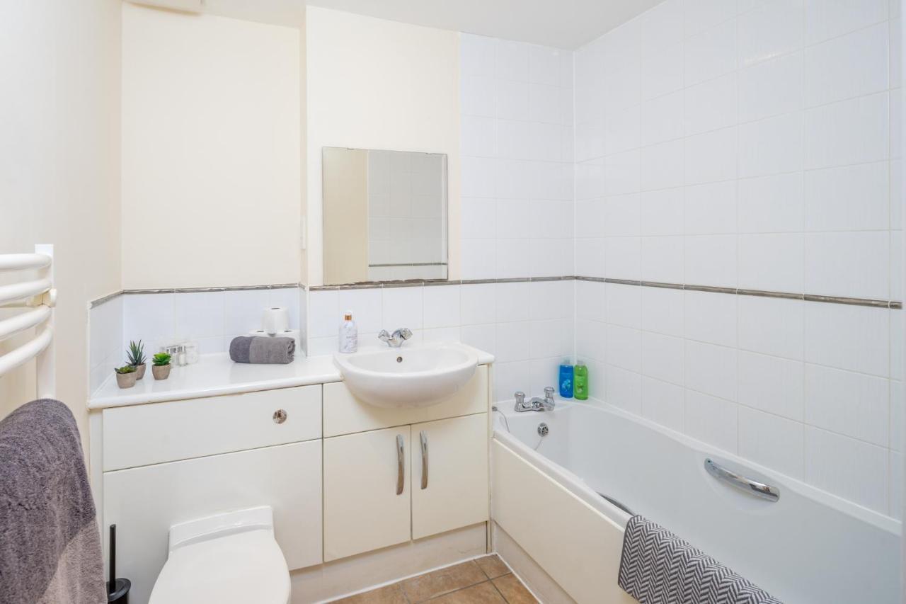 Central Watford Stylish 2 Bedroom Serviced Apartment With Free Parking Dış mekan fotoğraf