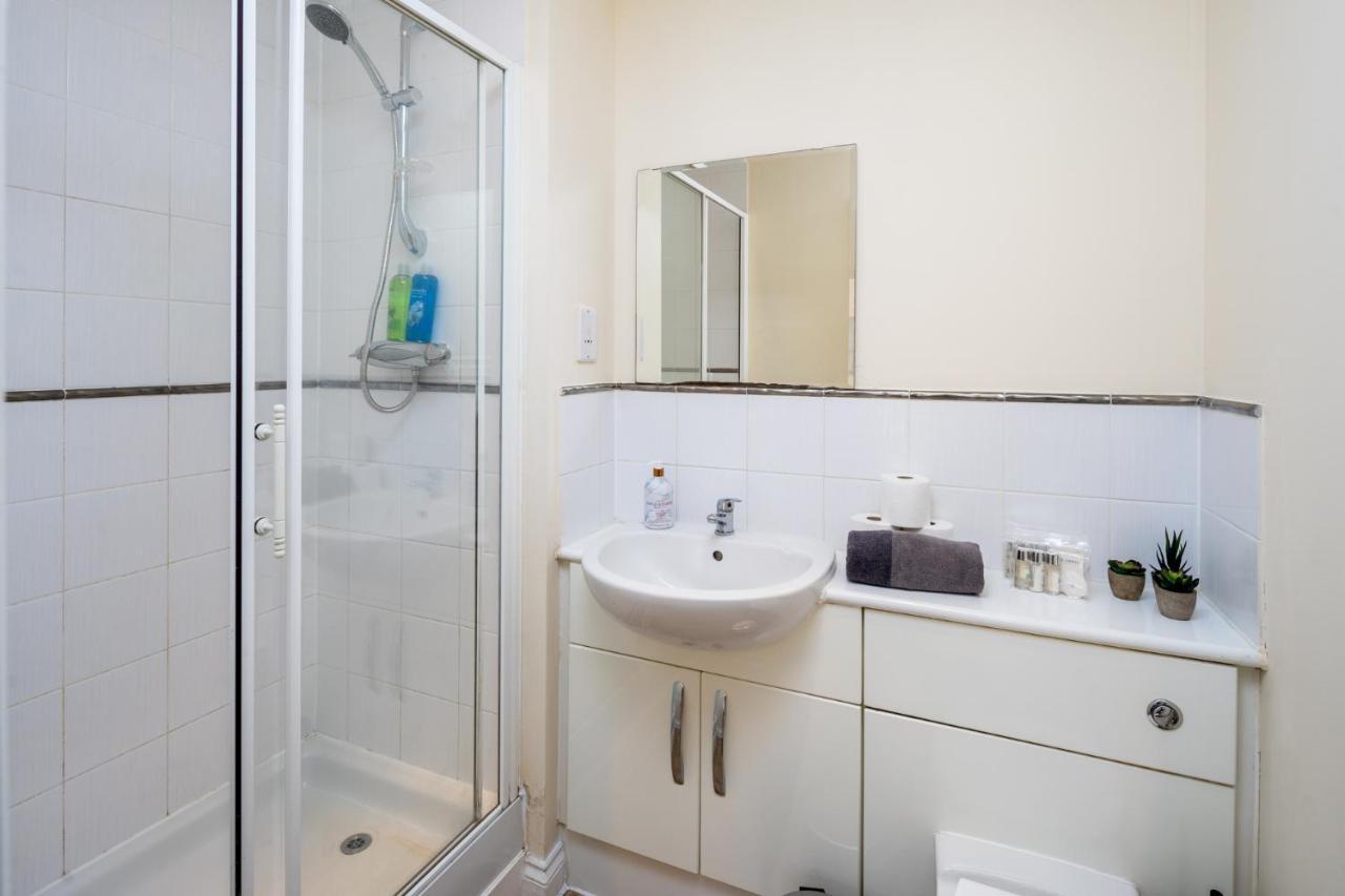 Central Watford Stylish 2 Bedroom Serviced Apartment With Free Parking Dış mekan fotoğraf